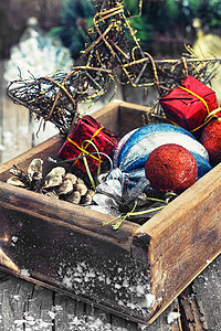 圣诞节贺卡 冬天 乡村 球 装饰品 松树 雪 玩具 礼物图片