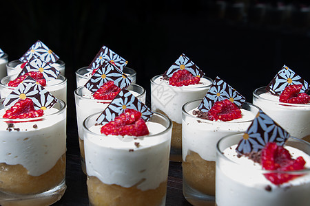 一大堆沙漠甜蛋糕 加冰冻酸奶油莓和巧克力 早餐 牛奶图片