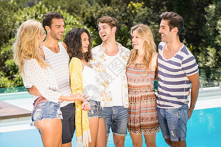 一群在游泳池附近聊天的朋友图片