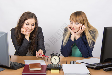 办公室里两个女孩带着笑容 等待工作日的到来高清图片