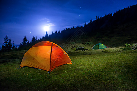 两座彩色橙色和绿色露营帐篷 户外 辉光 月亮 假期图片