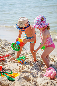 女孩和男孩在海滩上玩耍图片