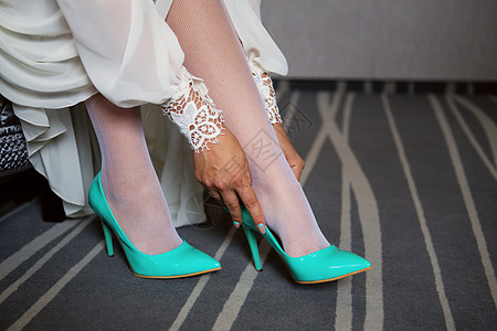烧猪蹄婚礼前的新娘礼服鞋 优雅 腿 时尚 魅力背景
