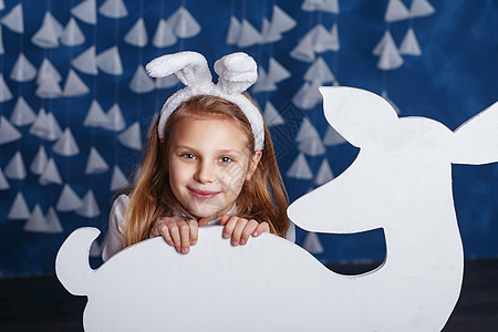 带白兔子耳朵的有趣小女孩图片