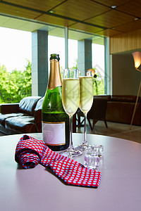 一瓶香槟和两杯杯子放在桌上 假期 水晶 软木 冰图片