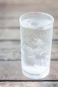 木制桌上的冰水杯子 酒吧 液体 健康 冰块 寒冷的图片