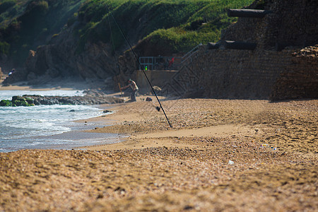 岸边的渔竿图片