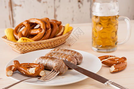 巴伐利亚人煮香肠和辣椒 椒盐卷饼 慕尼黑 粮仓 小吃 喝图片