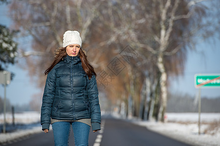 冬季风景中的女人 雪花 漂亮的 毛衣 温暖的 霜 时尚图片