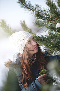 冬季风景中的女人 美丽 圣诞节 围巾 寒冷的 可爱的 手图片
