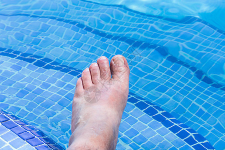 男人脚在游泳池里 脚趾 人的腿 湖 飞溅 人体部位图片
