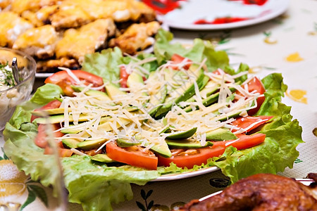 沙拉加鳄梨和番茄 在节庆桌上 小吃 服务 自助餐图片
