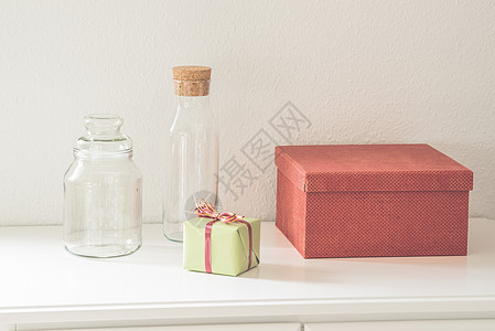 礼品盒和玻璃瓶图片