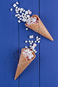 棉花糖冰淇淋和华夫饼 好吃 和风 奶油 情人节 浪漫图片