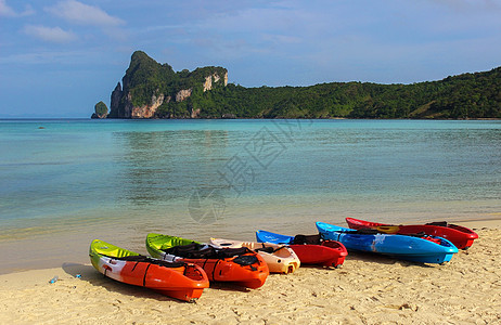 在阳光明媚的白天 海滩上的Kayaks独木舟艇高清图片