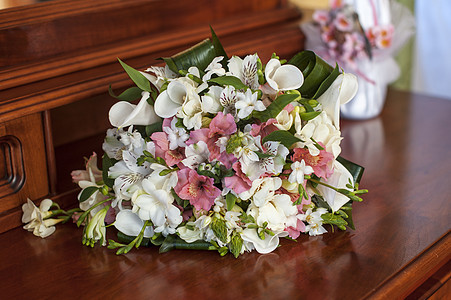 婚礼花束 鲜花 玫瑰 美丽的花束 兰花 花瓣图片