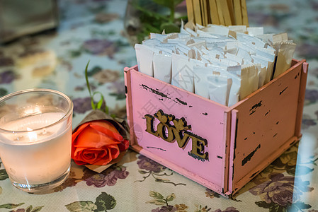 带有白贴白标签的木粉粉色盒 产品 框架 艺术 浪漫图片