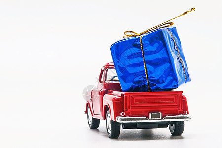带一个孤立的蓝色礼品箱的红色旧车皮卡 紫色的图片