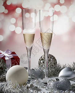 两杯香槟庆祝圣诞节与红色装饰和 gif 庆典图片