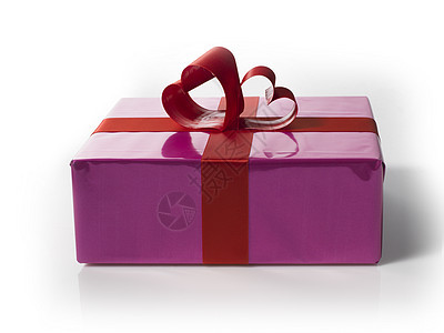 带有白色背景上红色光碟形状蕾丝的礼品盒图片