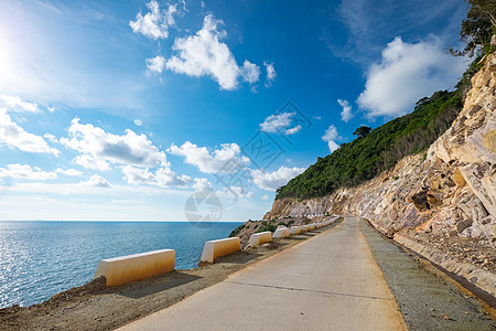 南杜岛 悬崖 太阳 假期 树 海滨 清水 海岸 海 船图片