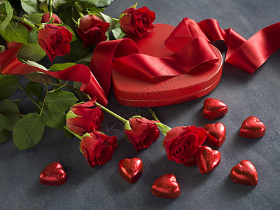 红玫瑰和带红色现装盒的丝带图片
