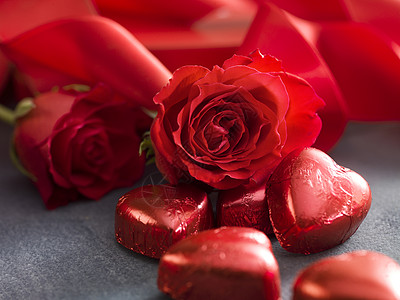 带情人节日玫瑰和红丝带的哈特巧克力图片