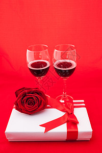 圣瓦伦丁酒和红酒配礼物 浪漫 派对 婚礼 瓶子 假期图片