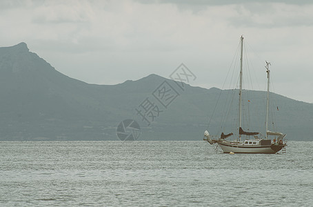 早上在海湾带太阳能电池板的游艇图片