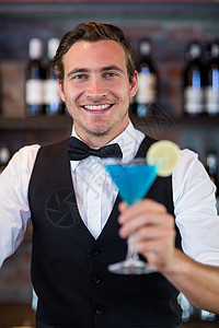 酒保的肖像 为蓝色马提尼服务背景图片