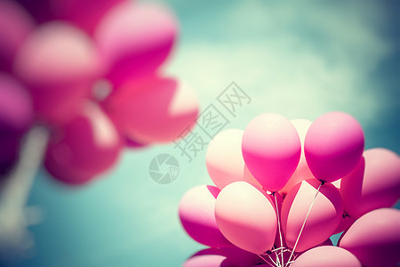 粉色气球和蓝天背景图片