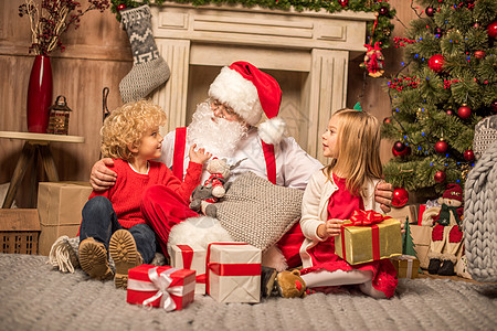 圣诞老人和带圣诞礼物的孩子们 快活的 女孩 打手势高清图片