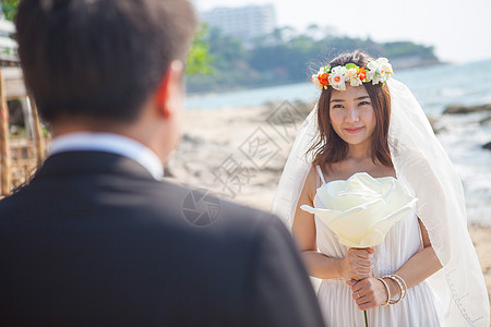 相恋的年轻情侣 乐趣 女性 王冠 幸福 花 快乐的 海滩图片