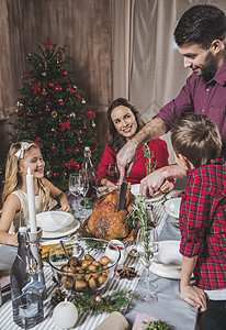 家人一起吃圣诞晚饭 问候语 孩子们 切割 圣诞节的时候图片