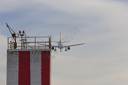 飞机在大楼上方降落 带灯光 降落机场图片