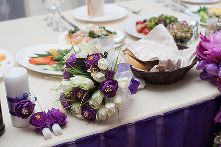婚礼桌边美丽的花朵装饰 奢华 装饰风格 玻璃 植物群 开花图片
