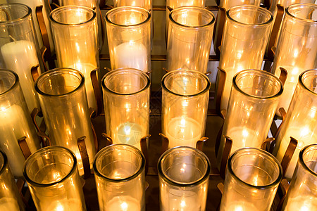 许多圆形蜡烛 徒 白色的 意图 玻璃 火焰 圆形的背景图片
