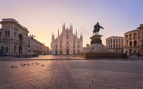 周日早上的Duomo广场图片