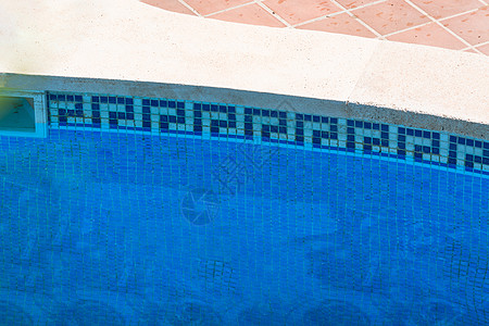 用蓝水游泳泳池放松一下 奢华 异国情调 清除 冷藏 蓝色的图片
