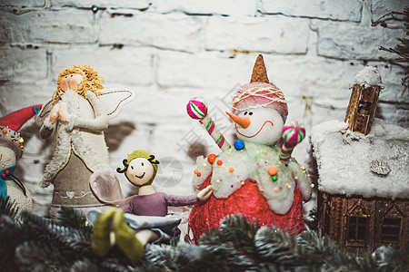 雪人白雪公主圣诞老人 在树旁 季节 房子 霜图片