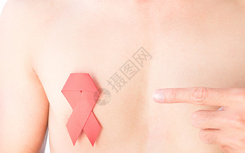 指针指向胸口红丝带 以引起对AIDs的认识图片