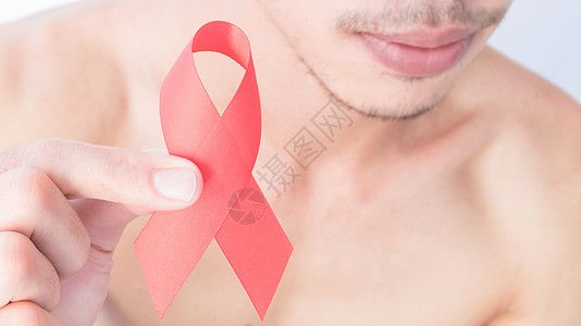 手握红色丝带 模糊男子背景 使AIDs知道 天 性别图片