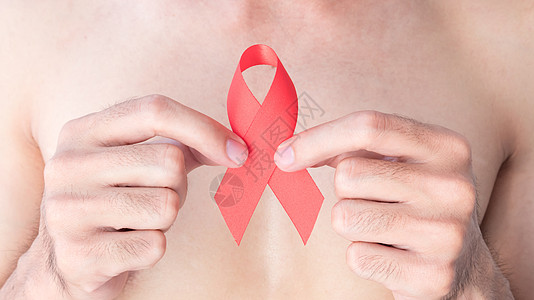 手握红色丝带 模糊男子背景 使AIDs知道 性别 帮助图片