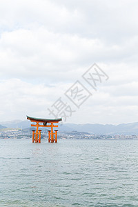 阳光照耀的泉岛神社图片