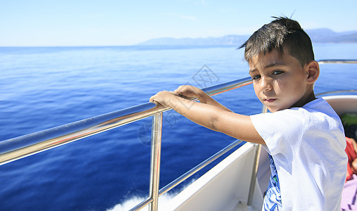 男孩在游轮的甲甲板上 乘客 女士 手 海图片