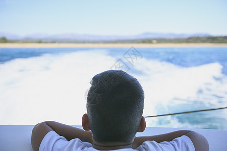 男孩在游轮的甲甲板上 波浪 运输 儿子 放松 水图片