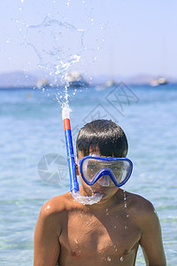 戴潜水面具的男孩 水下 海 夏天 潜水员 海洋 珊瑚图片