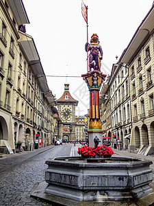 瑞士伯尔尼精致喷泉顶部色彩缤纷的中世纪 Zahringen 雕像的美丽城市街景 喷泉归功于 16 世纪的 Hans Gieng图片