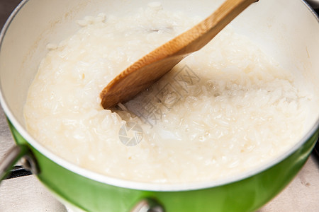 大米加肉桂和葡萄干准备 大米预产 盐 卡路里图片