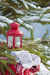 斯堪的纳维亚风格羊毛手套 在圣诞节上贴着红色灯笼 明信片 圣诞树图片